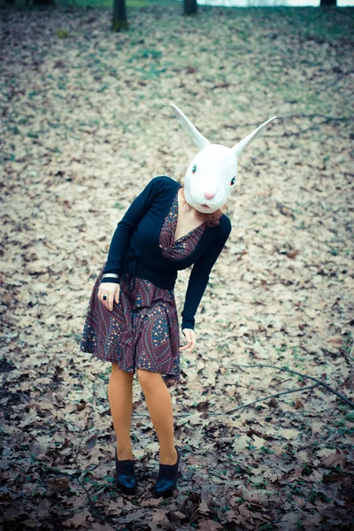 Maschera di coniglio donna irreale — Foto Stock