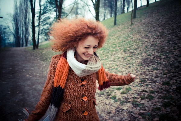 Kırmızı kıvırcık saçlı kadın — Stok fotoğraf