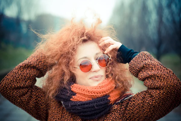 Mulher de cabelo encaracolado vermelho — Fotografia de Stock