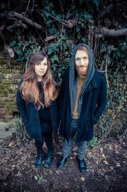 Genç modern şık çift