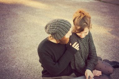 Tablet kullanan çift