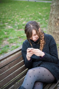aygıt tablet kullanan kadın