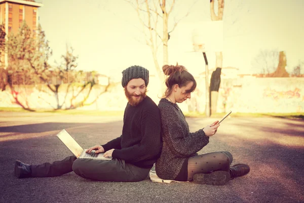 Couple utilisant la tablette — Photo