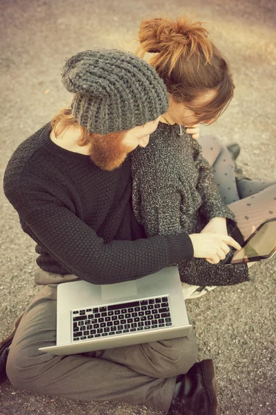 Couple using tablet — Stock Photo, Image