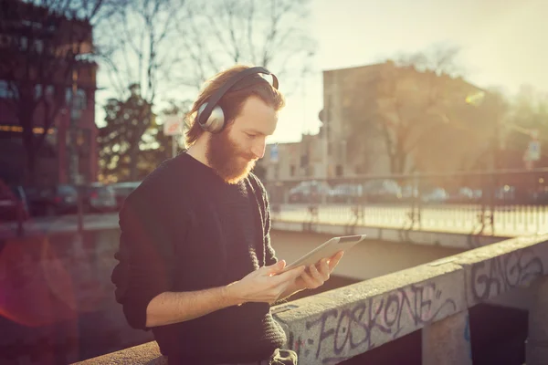 Uomo che ascolta musica — Foto Stock