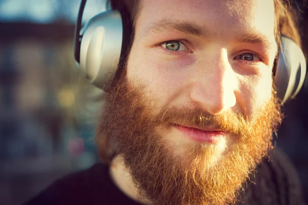 Zenét hallgató férfi — Stock Fotó