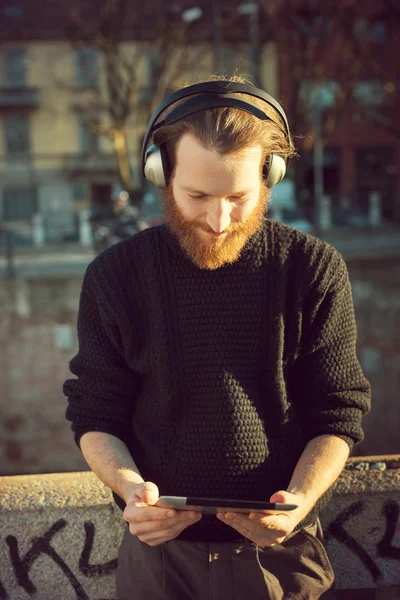 Man lyssnar på musik — Stockfoto