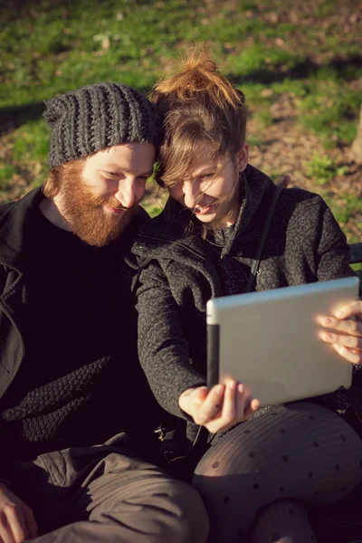 Para stosująca tabletkę — Zdjęcie stockowe