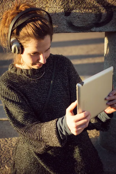 Mujer escuchando música — Foto de Stock