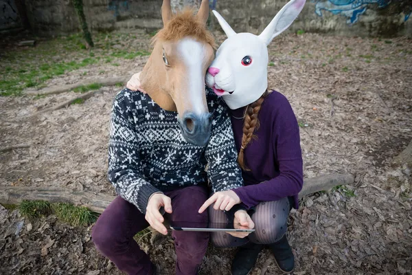 Cuople tablet kullanarak maskeler — Stok fotoğraf