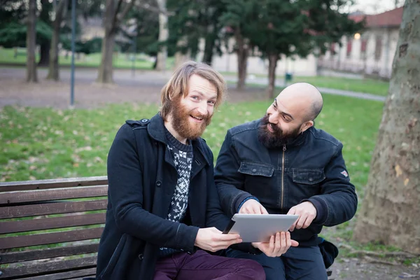 Due uomini che lavorano su tablet — Foto Stock