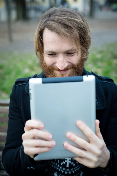 Man met tablet — Stockfoto