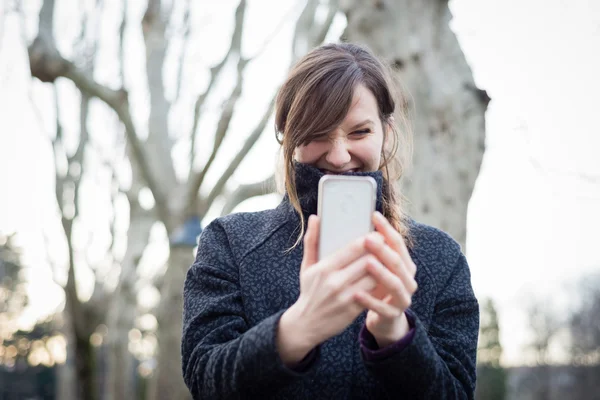 Vrouw met behulp van apparaat Tablet PC — Stockfoto