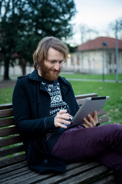 Mann mit Tablette — Stockfoto