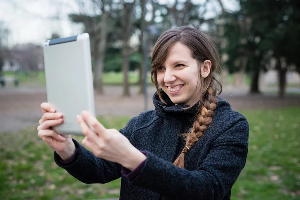 Vrouw met behulp van apparaat Tablet PC — Stockfoto