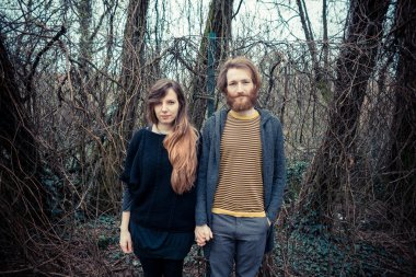 Genç modern şık çift