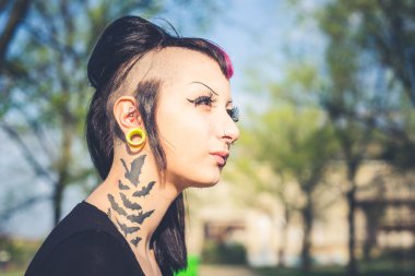 Punk kız müzik dinleme