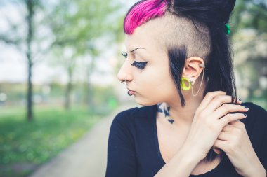 Punk karanlık kız