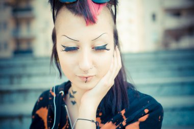 Punk kız müzik dinleme
