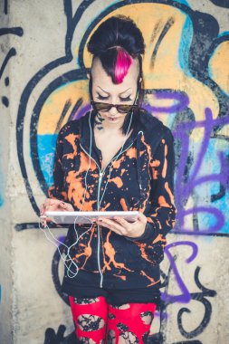 punk kız tablet kullanma