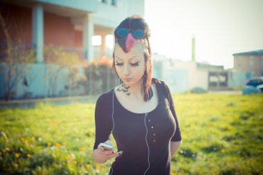 Punk kız müzik dinleme