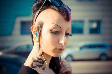 Punk kız müzik dinleme