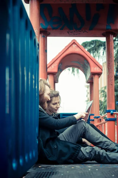 Pasangan muda menggunakan tablet — Stok Foto