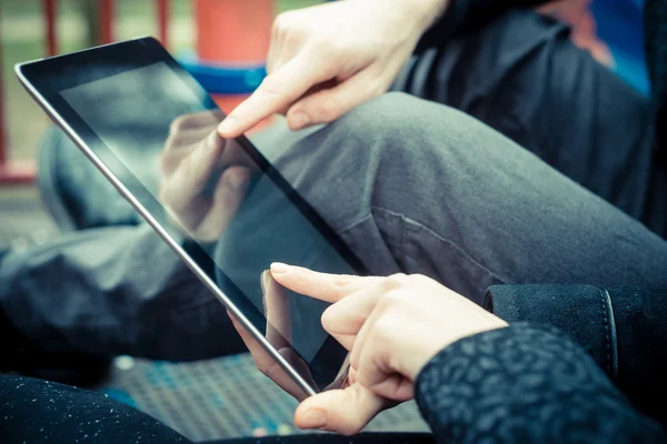 Genç bir çift tablet kullanma — Stok fotoğraf