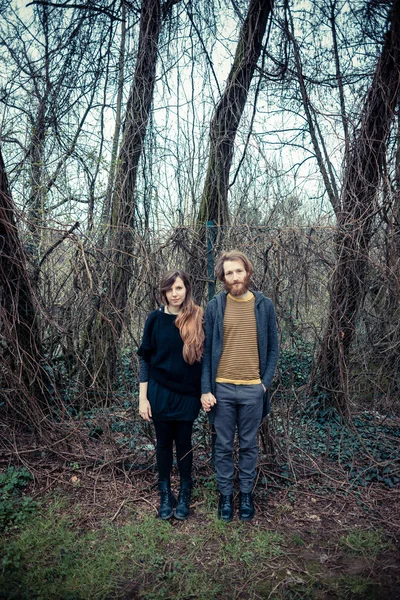 Jeune couple élégant moderne — Photo