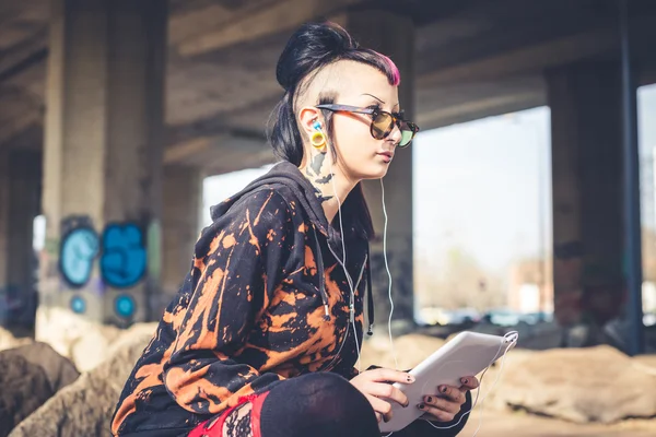 Punk mörk tjej med hjälp av Tablet PC — Stockfoto