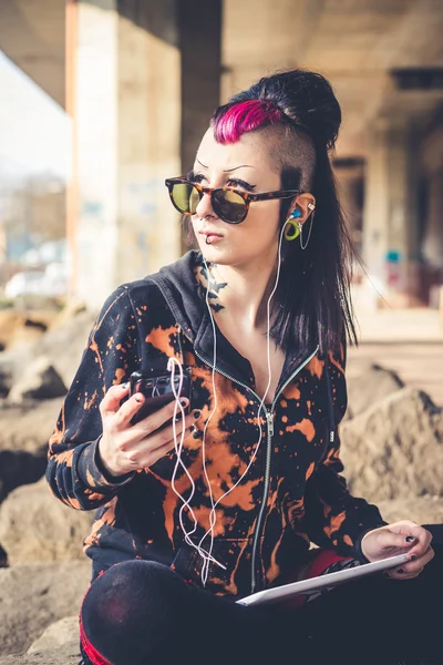 Панк-темнокожая девушка с помощью планшета — стоковое фото