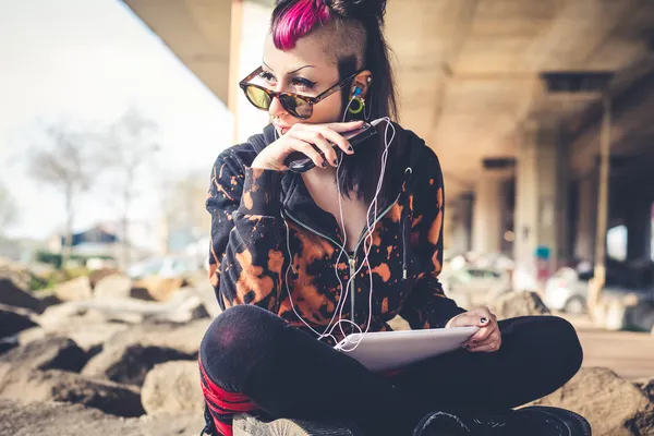 Панк-темнокожая девушка с помощью планшета — стоковое фото
