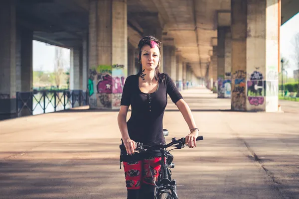 Punk menina andar de bicicleta — Fotografia de Stock