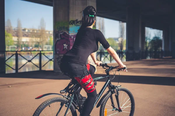 Punk meisje paardrijden fiets — Stockfoto
