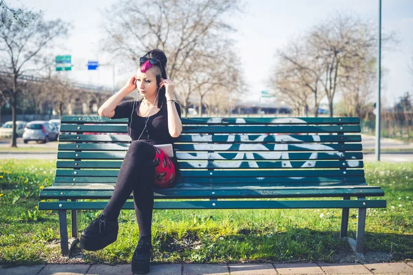 Dunkles Punk-Mädchen — Stockfoto