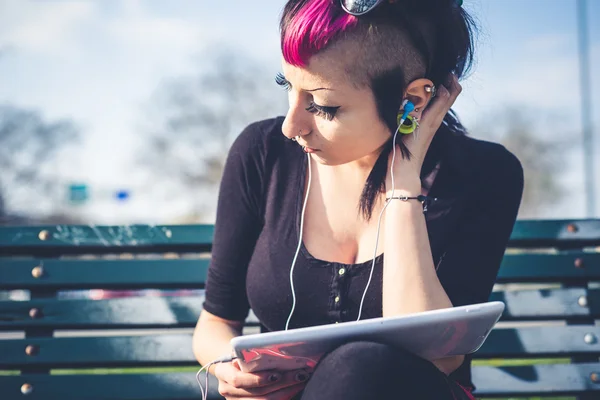 Dziewczyna punk za pomocą tabletu — Zdjęcie stockowe