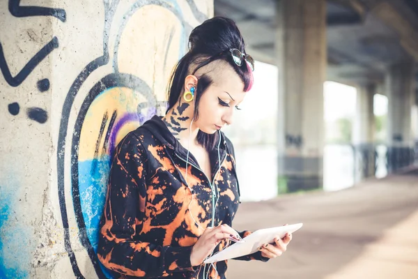 Dziewczyna punk za pomocą tabletu — Zdjęcie stockowe