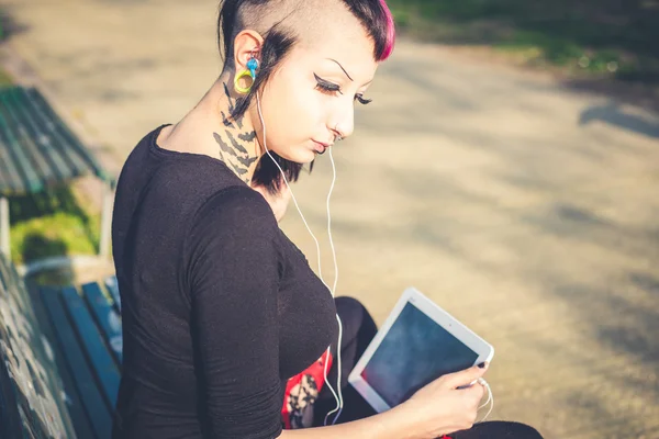 Dziewczyna punk za pomocą tabletu — Zdjęcie stockowe