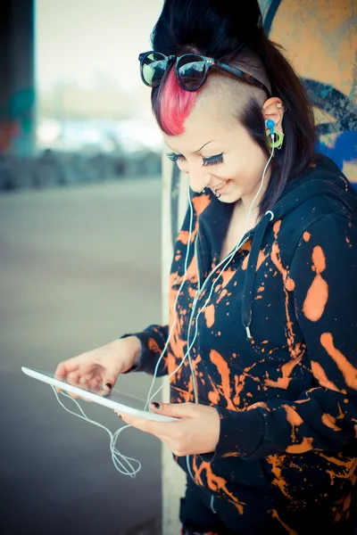 Dziewczyna punk za pomocą tabletu — Zdjęcie stockowe