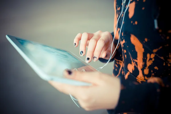 Man using tablet — Stock Photo, Image