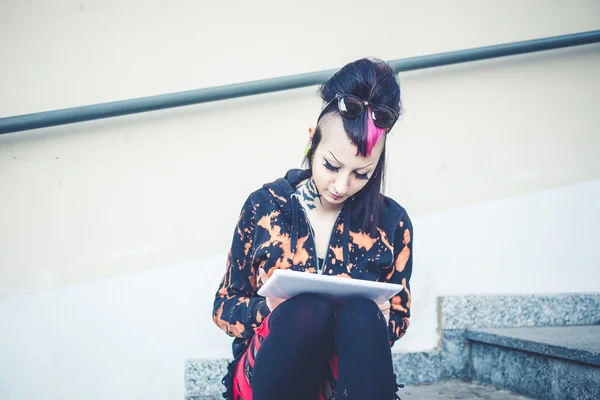 Punk chica usando tableta —  Fotos de Stock