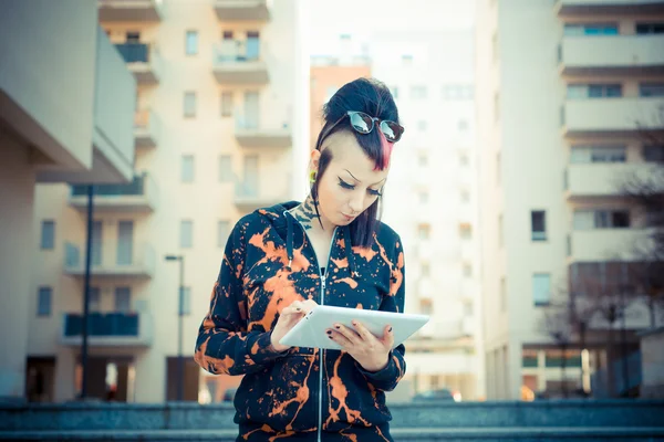 Dziewczyna punk za pomocą tabletu — Zdjęcie stockowe