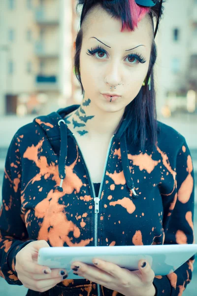 Punk meisje met Tablet PC — Stockfoto
