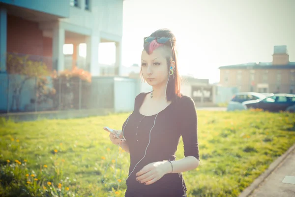 Punk tjej lyssnar musik — Stockfoto