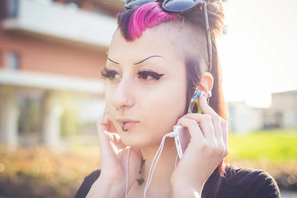 Punková dívka poslech hudby — Stock fotografie