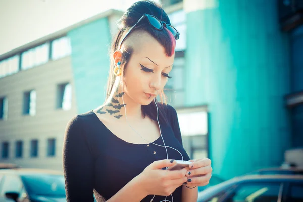 Punk-Mädchen hört Musik — Stockfoto