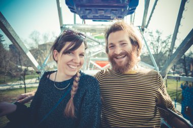 Genç modern şık çift