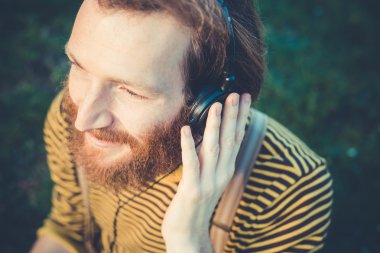 Adam müzik dinliyor.