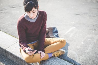 Akıllı telefon kullanan kadın