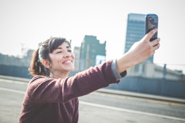 Akıllı telefon kullanan kadın
